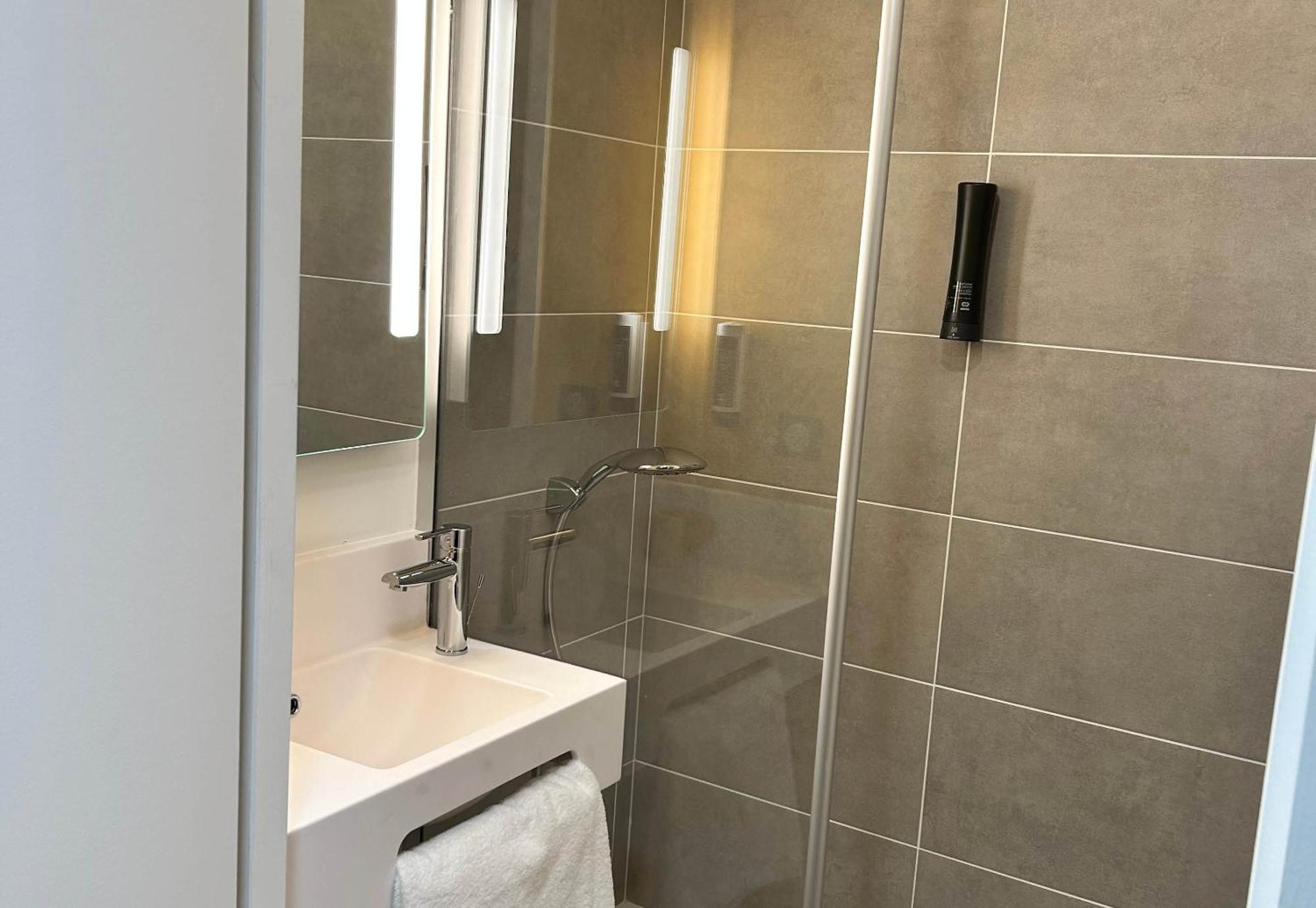B&B Hotel Cergy Saint-Christophe Gare ภายนอก รูปภาพ