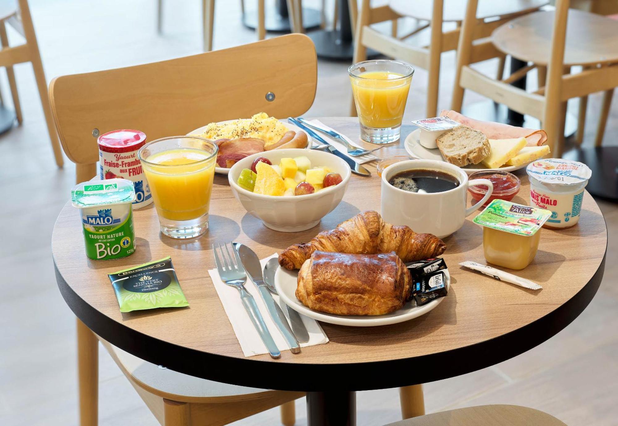 B&B Hotel Cergy Saint-Christophe Gare ภายนอก รูปภาพ