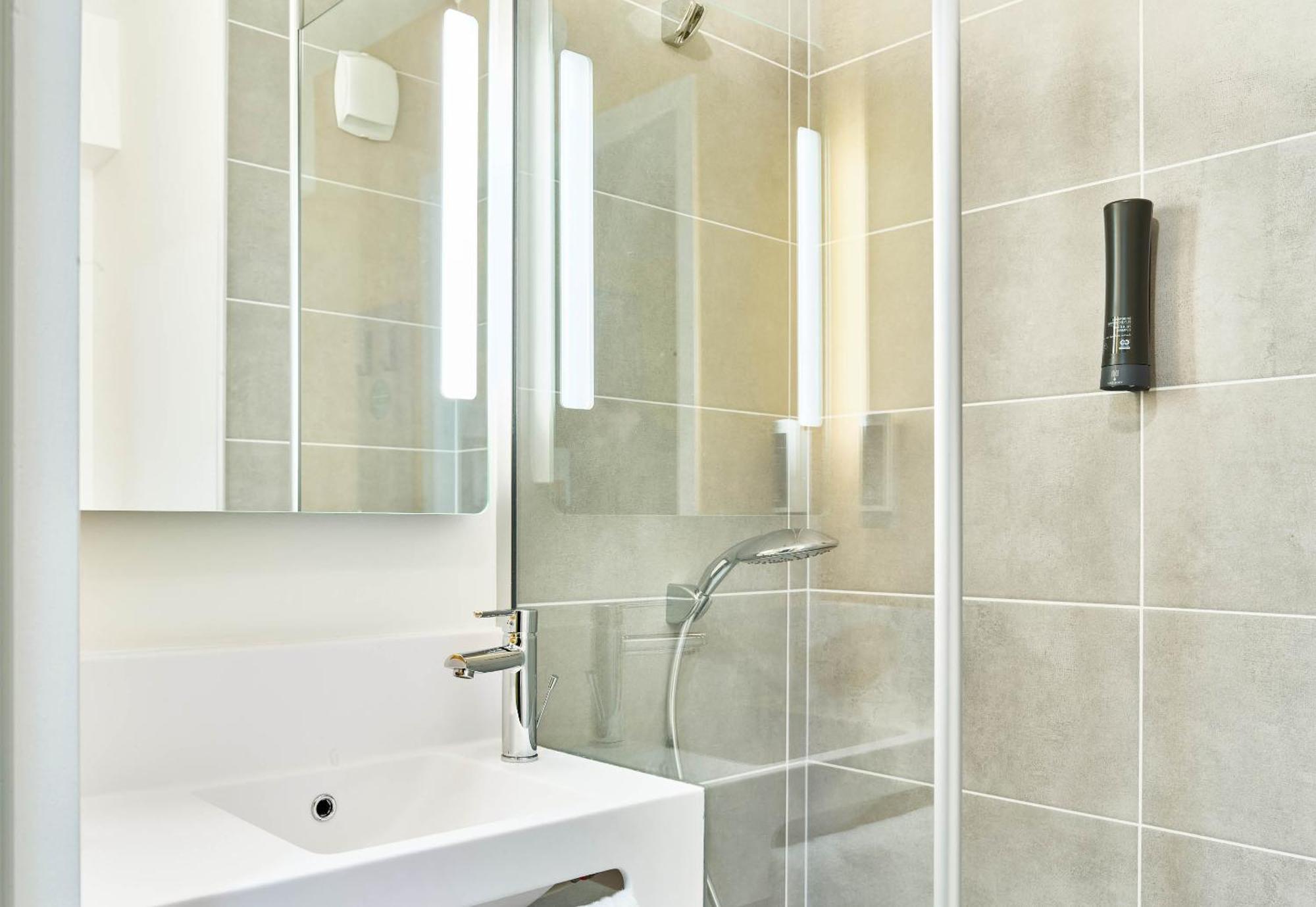 B&B Hotel Cergy Saint-Christophe Gare ภายนอก รูปภาพ